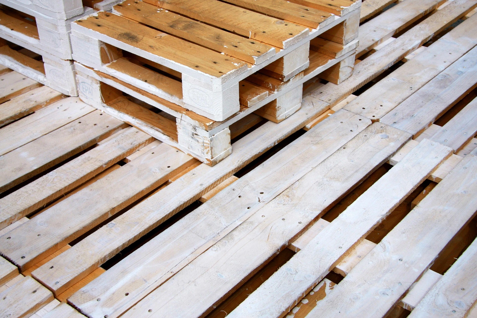 Store and Handle Wooden Pallets