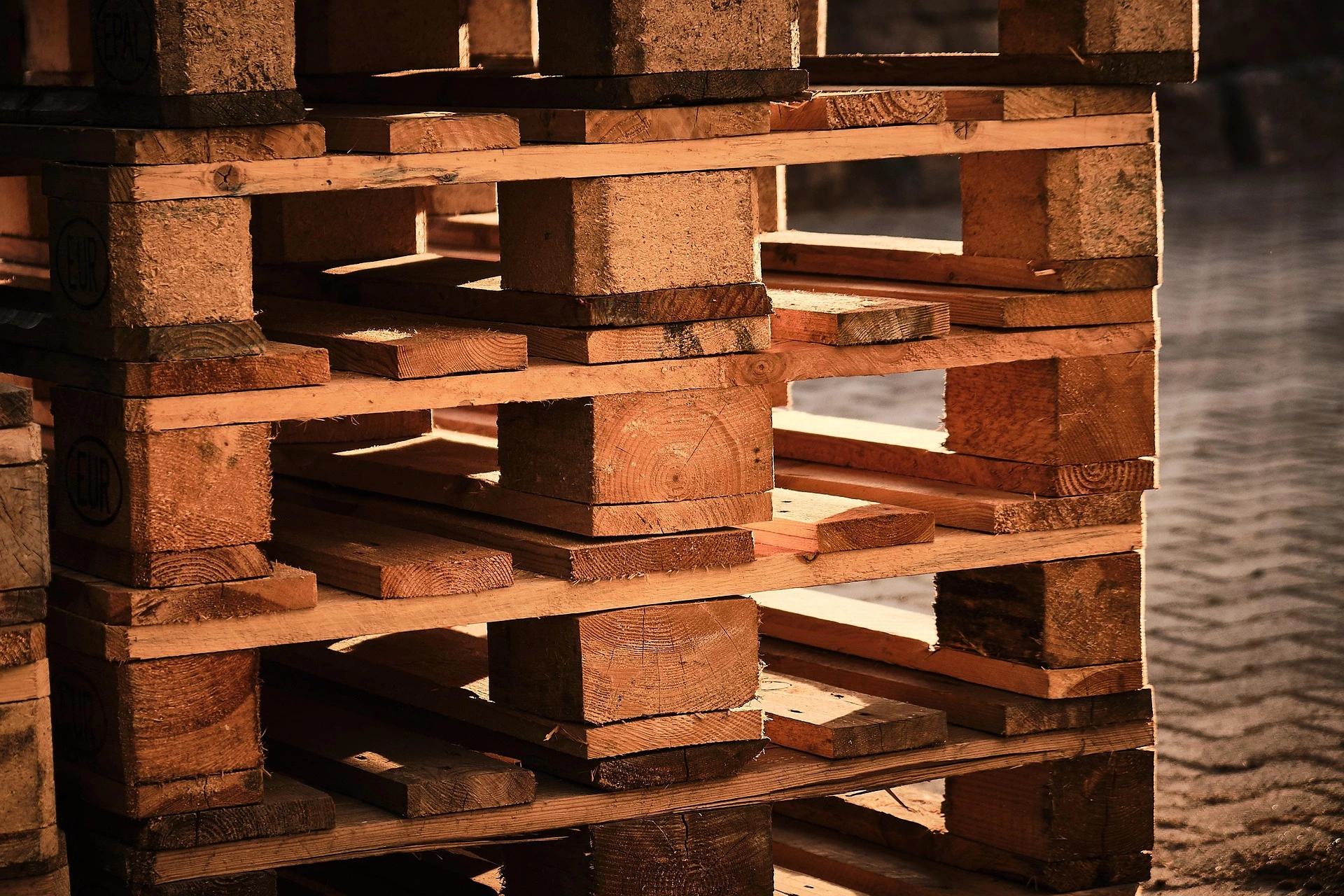 Repairing vs. Replacing Wooden Pallets